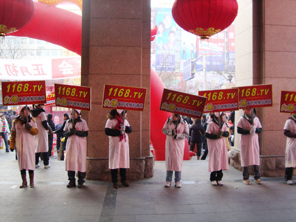 身穿工作服的美女們在昭君歡迎各方朋友